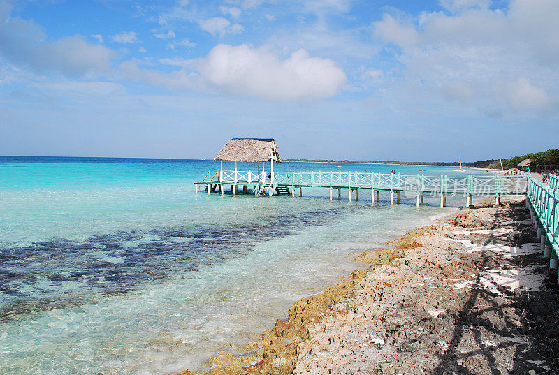 露台和海滩在Cayo Coco，古巴。